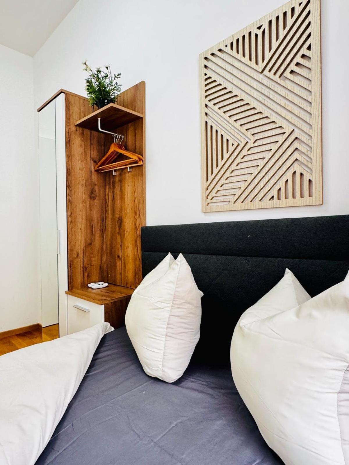Stylish 4br 10 Min Transport To Stadthalle Apartment *