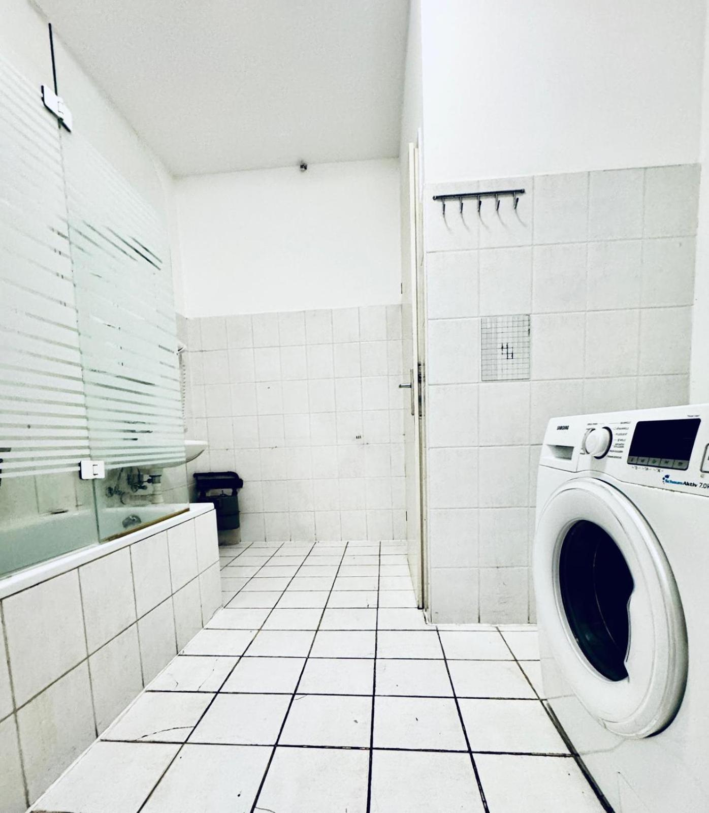 Stylish 4br 10 Min Transport To Stadthalle Apartment