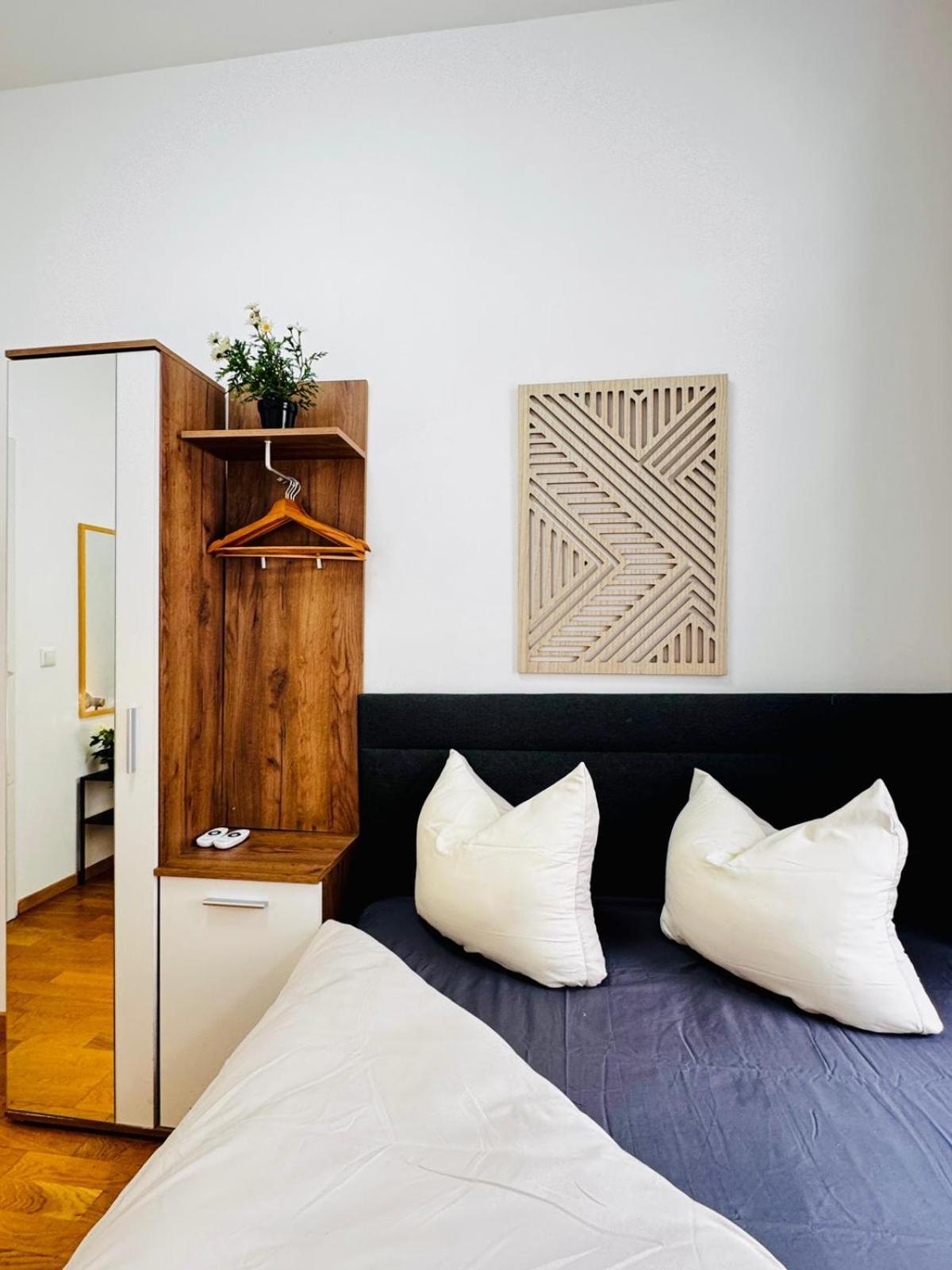 Stylish 4br 10 Min Transport To Stadthalle Apartment *
