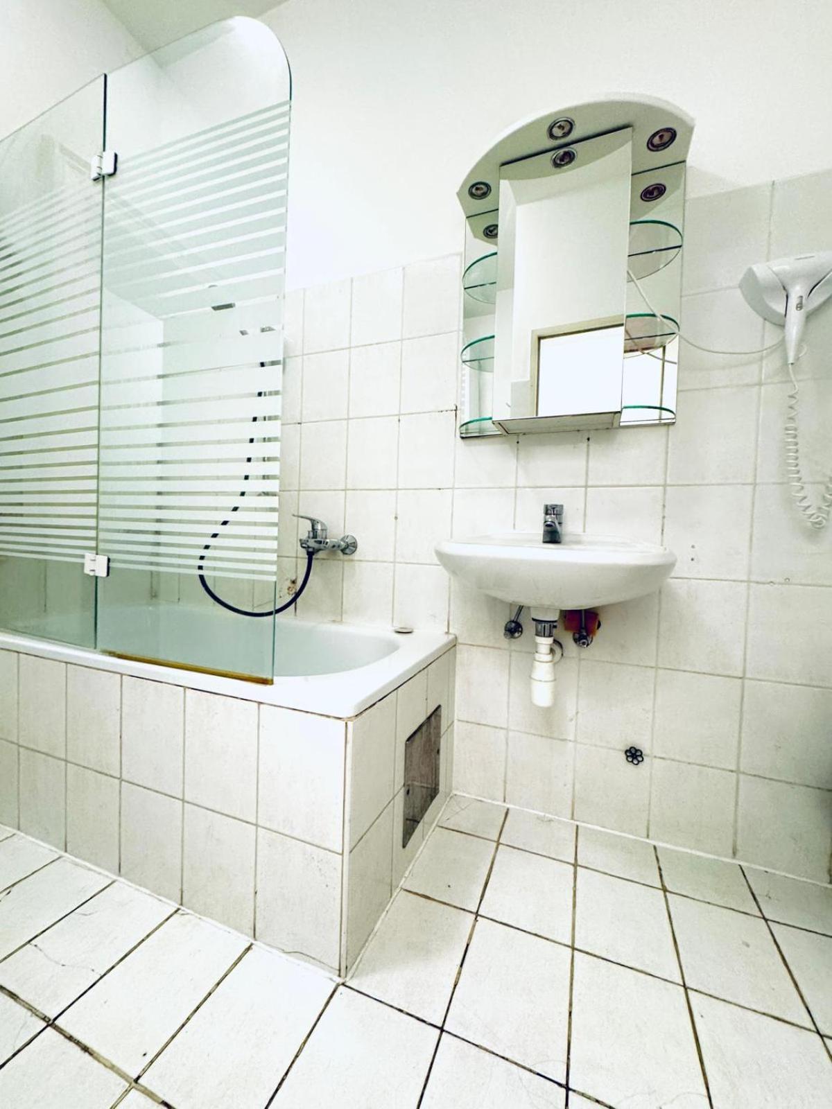 Stylish 4br 10 Min Transport To Stadthalle Apartment *