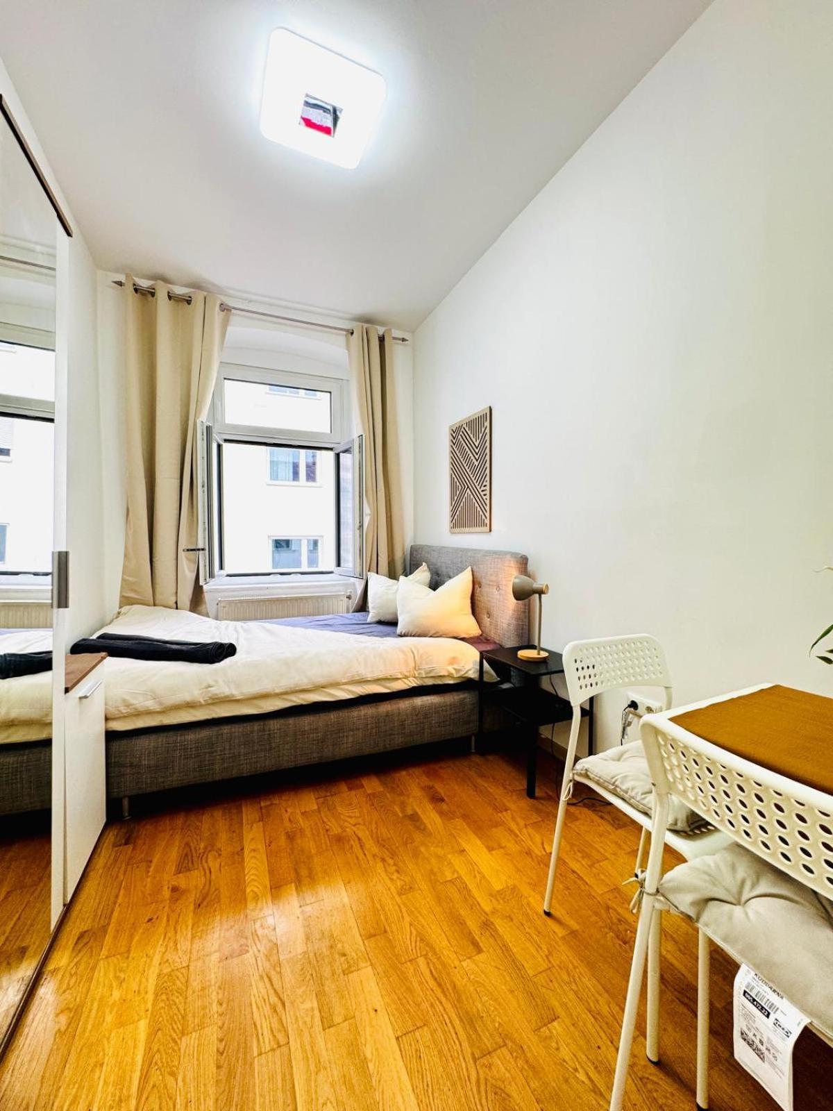 Stylish 4br 10 Min Transport To Stadthalle Apartment