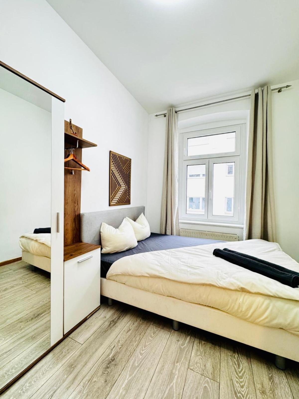 Stylish 4br 10 Min Transport To Stadthalle Apartment *