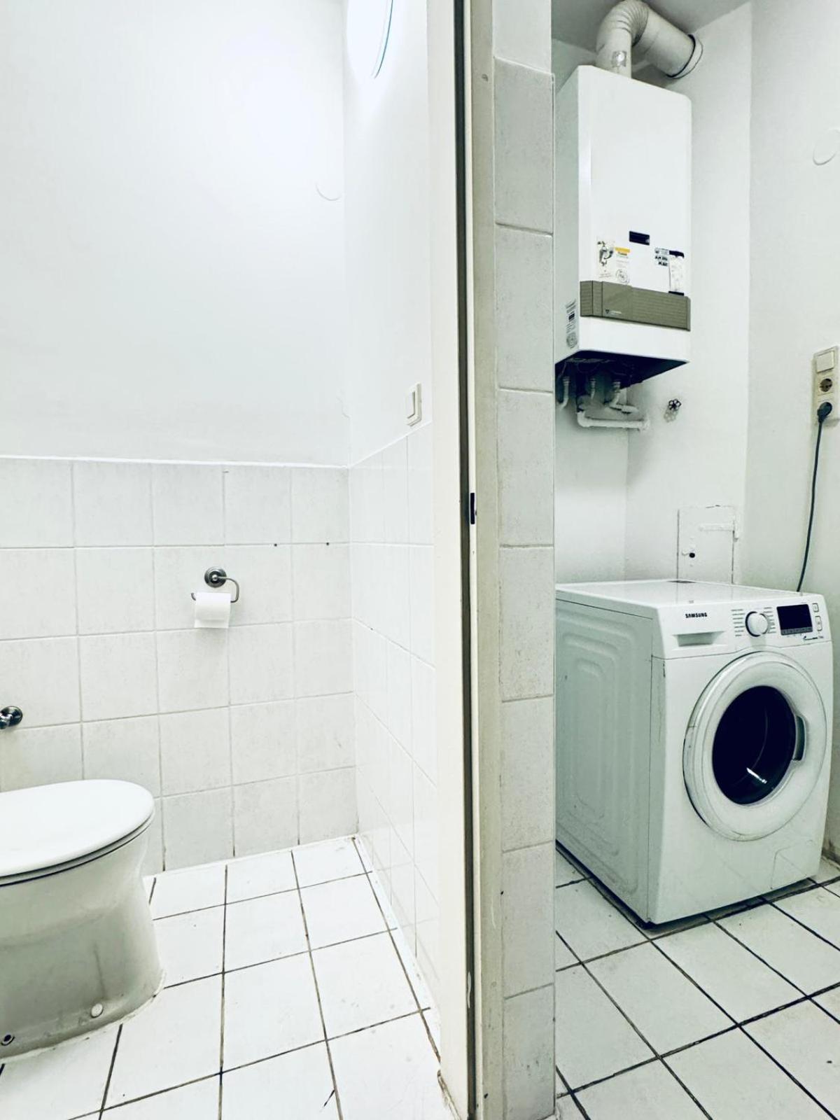 Stylish 4br 10 Min Transport To Stadthalle Apartment
