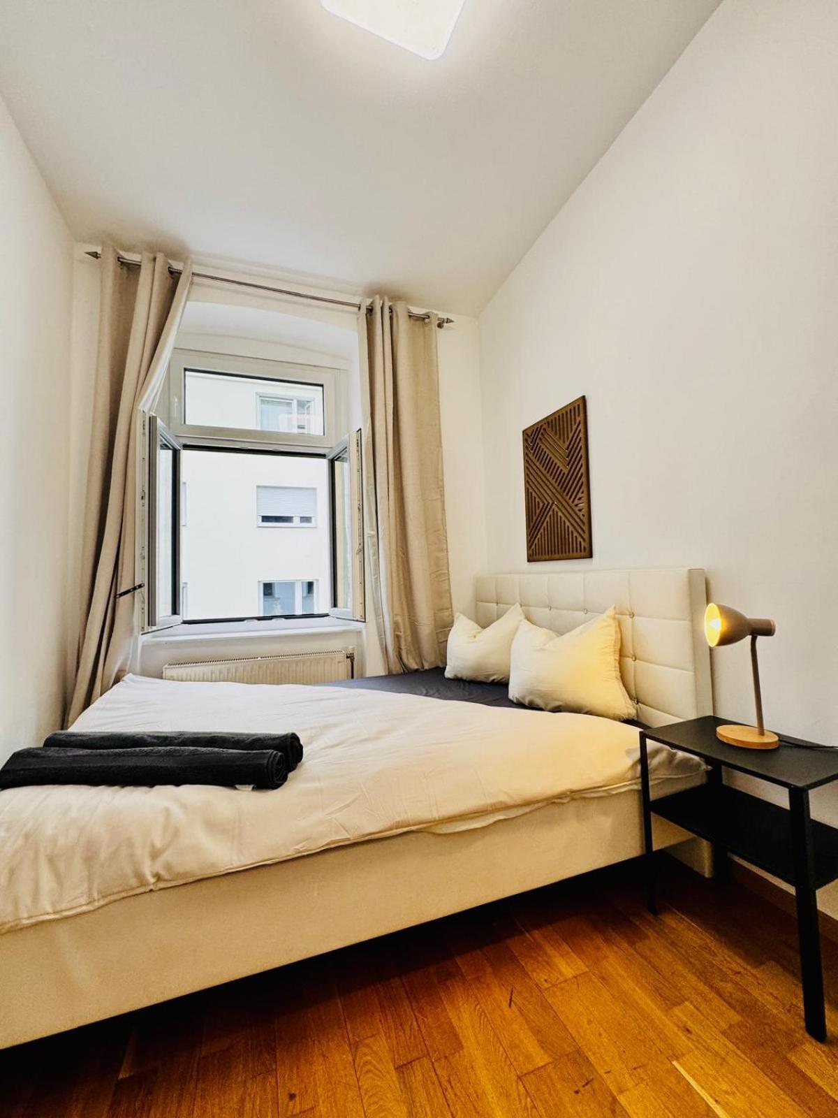 Stylish 4br 10 Min Transport To Stadthalle Apartment *