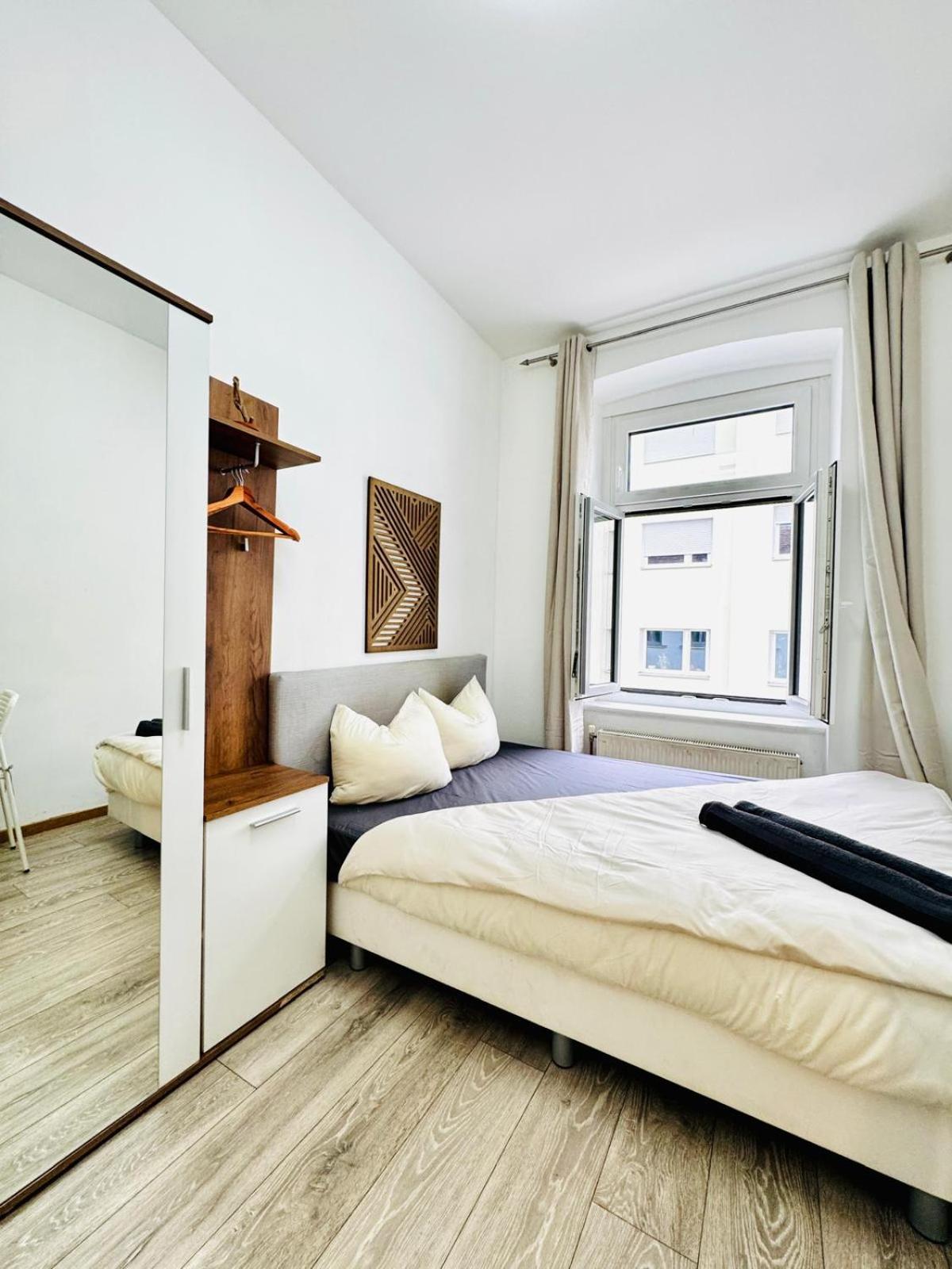 Stylish 4br 10 Min Transport To Stadthalle Apartment